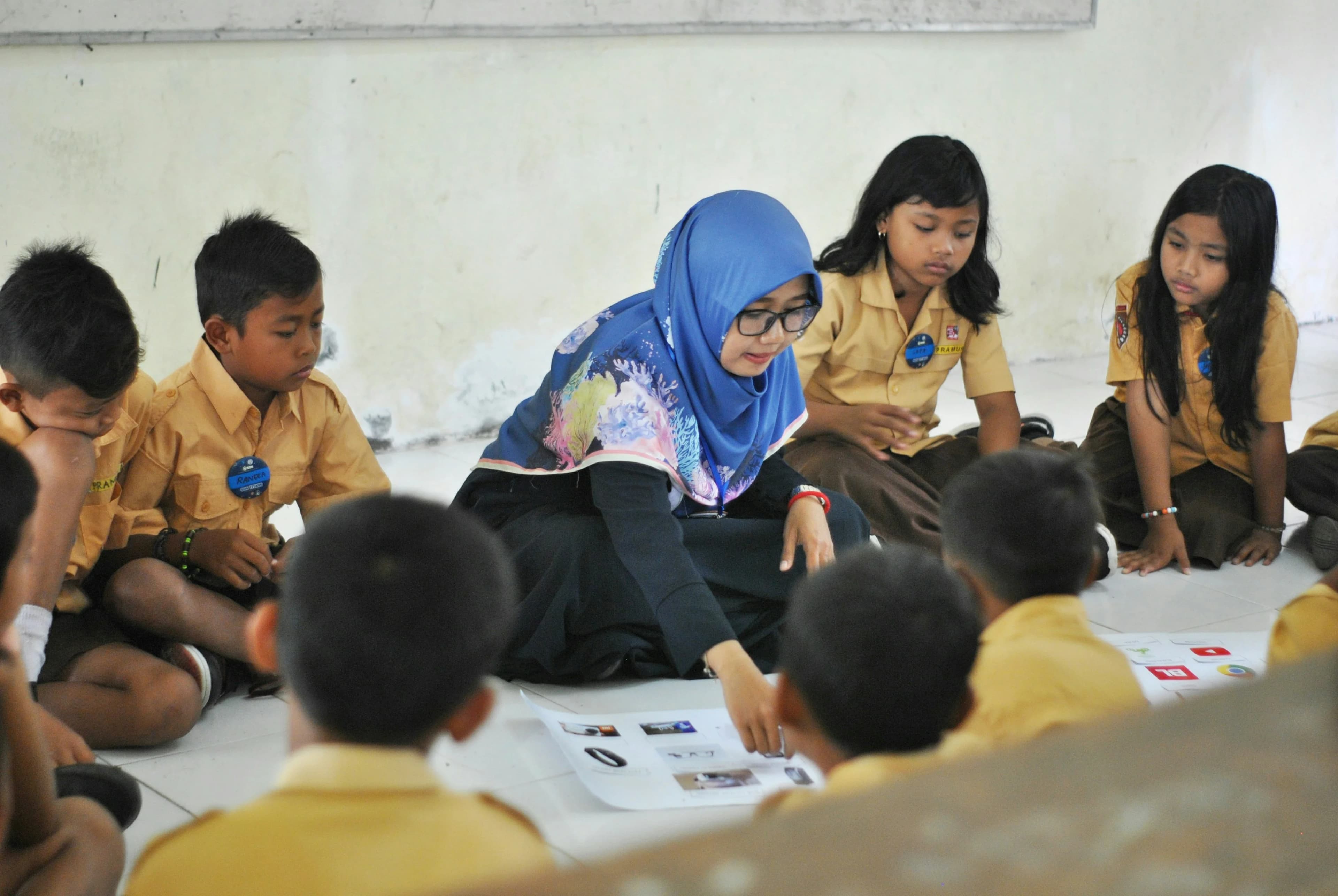 Diskusi kelompok interaktif dengan tutor di kelas
